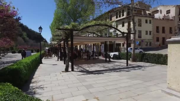 Granada, Andalusia, Spagna - 15 aprile 2016: Vista dell'Alhambra da un punto panoramico — Video Stock