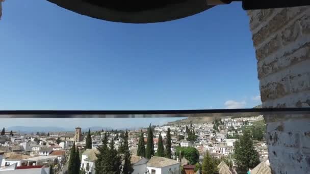 Grenade, Andalousie, Espagne - 15 avril 2016 : Vue sur l'Alhambra depuis le clocher sur la terrasse du toit de Saint-Nicolas (Ultra Haute Définition, UltraHD, Ultra HD, UHD, 4K, 2160P, 3840x2160 ) — Video