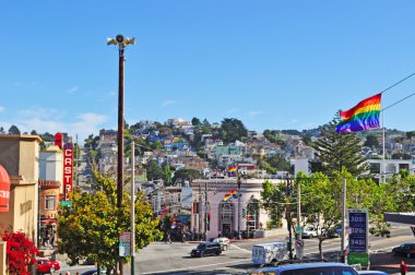 San Francisco, California: manzarası Castro bölgesi, ABD, ilk eşcinsel mahallelerinde bir gökkuşağı bayrağı ve Castro tiyatro, bir İspanyol sömürge Barok cephe ile 1922 yılında bir popüler film Sarayı manzaralı