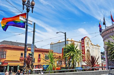 San Francisco, California: manzarası Castro bölgesi, ABD, ilk eşcinsel mahallelerinde bir gökkuşağı bayrağı ve Castro tiyatro, bir İspanyol sömürge Barok cephe ile 1922 yılında bir popüler film Sarayı manzaralı