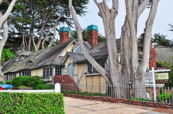 California, June 16, 2010: skyline and architecture in Carmel by the sea, the city on the Pacific coast known for its enchanting architecture with fairytale houses and its famous mayors who were poets or actors, including Clint Eastwood — Stock Photo, Image