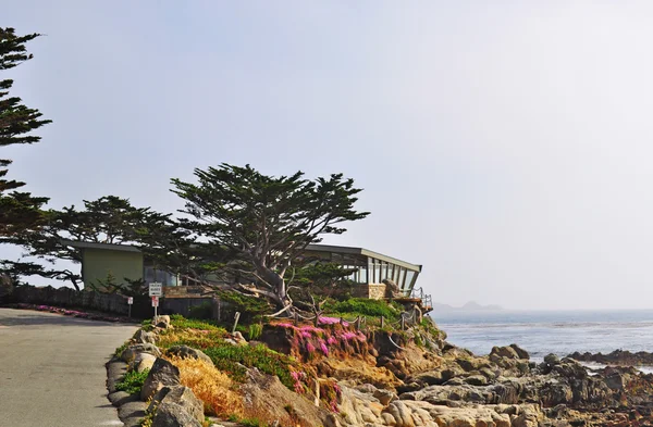 California, EE.UU.: una casa de madera y vidrio en un acantilado en Carmel junto al mar, ciudad en la costa del Pacífico conocida por su encantadora arquitectura con casas de cuento de hadas y sus famosos alcaldes que eran poetas o actores, incluyendo Clint Eastwood — Foto de Stock