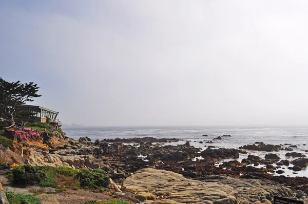 California, Usa: een houten en glazen huis op een klif in Carmel door de zee, de stad aan de Pacifische kust, bekend om zijn betoverende architectuur met sprookjesachtige huizen en haar beroemde burgemeesters die waren dichters of actoren, met inbegrip van Clint Eastwood — Stockfoto