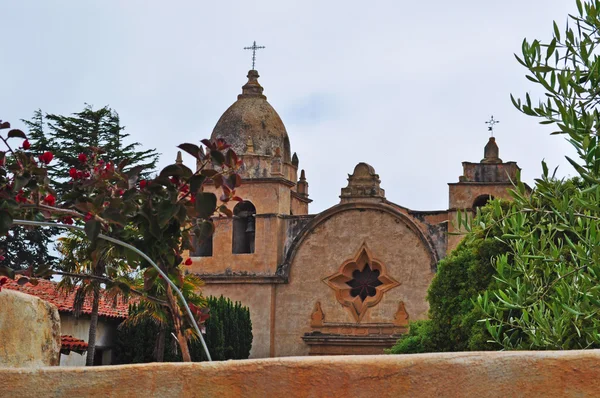 Kalifornien, Usa: utsikt över Mission San Carlos Borromeo de Carmelo (Carmel Mission), byggdes 1797 i Carmel-by-the-Sea av franciskanska missionärer, en av de mest autentiskt restaurerade Roman Catholic mission kyrkorna i Kalifornien — Stockfoto