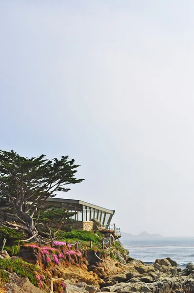 California, Usa: een houten en glazen huis op een klif in Carmel door de zee, de stad aan de Pacifische kust, bekend om zijn betoverende architectuur met sprookjesachtige huizen en haar beroemde burgemeesters die waren dichters of actoren, met inbegrip van Clint Eastwood — Stockfoto