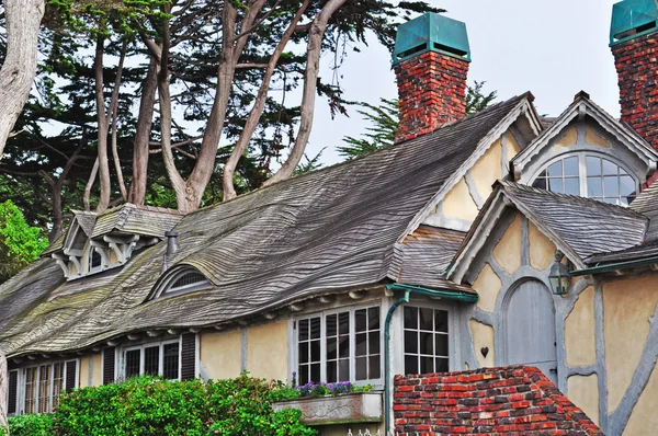 California, 16 de junio de 2010: skyline y arquitectura en Carmel junto al mar, la ciudad en la costa del Pacífico conocida por su encantadora arquitectura con casas de cuento de hadas y sus famosos alcaldes que eran poetas o actores, incluyendo Clint Eastwood — Foto de Stock