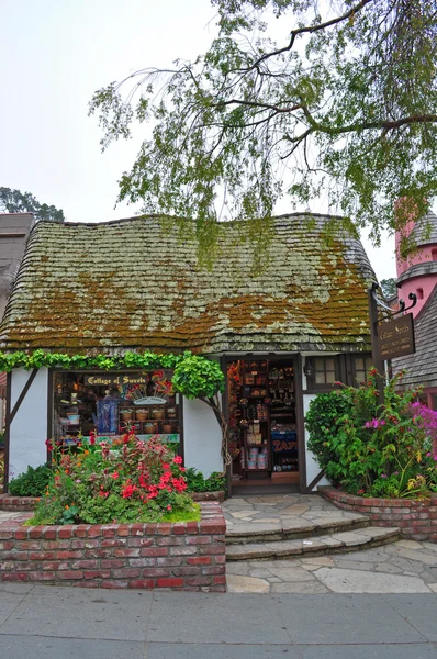 California, 16 de junio de 2010: skyline y arquitectura en Carmel junto al mar, la ciudad en la costa del Pacífico conocida por su encantadora arquitectura con casas de cuento de hadas y sus famosos alcaldes que eran poetas o actores, incluyendo Clint Eastwood — Foto de Stock