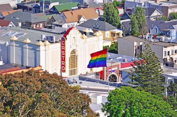 虹色の旗とカストロ ・ シアター、スペイン植民地時代のバロック様式のファサードとの 1922 年に建てられた人気の映画宮殿の景色を米国で最初のゲイ地区の一つカストロのサンフランシスコ、カリフォルニア: スカイライン — ストック写真