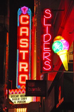 San Francisco, California: neon tabela Castro tiyatro, bir İspanyol sömürge Barok cephe ile 1922 yılında bir popüler film Sarayı manzaralı Castro bölgesi, ilk eşcinsel mahalleler ABD, gece manzarası