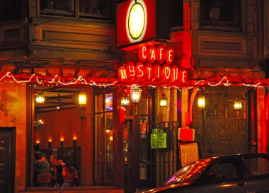 San Francisco: gece manzarası Castro, ABD ilk eşcinsel mahallelerinde bir kafede neon tabela manzaralı 