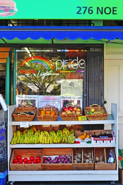 샌 프란 시스 코, 캘리포니아: 카스트로, 레즈비언, 게이, 양성 애자 및 트랜스 젠더는 세계에서 행동의 가장 저명한 상징의 아메리카 합중국에서 첫 번째 게이 동네의 한 청과 — 스톡 사진