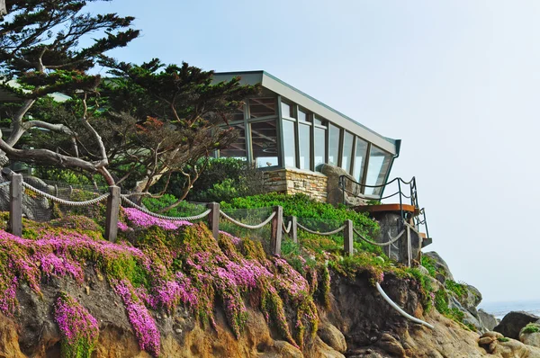 Califórnia, EUA: uma casa de madeira e vidro em um penhasco no Carmelo à beira-mar, cidade na costa do Pacífico conhecida por sua arquitetura encantadora com casas de contos de fadas e seus famosos prefeitos que eram poetas ou atores, incluindo Clint Eastwood — Fotografia de Stock