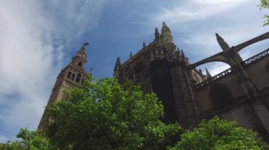 Seville, Endülüs, İspanya - 18 Nisan 2016: Seville Katedrali bahçeleri
