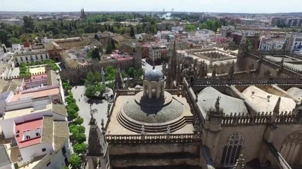 Séville, Andalousie, Espagne - 18 avril 2016 : Cathédrale de Séville vue panoramique sur le clocher de la Giralda — Video