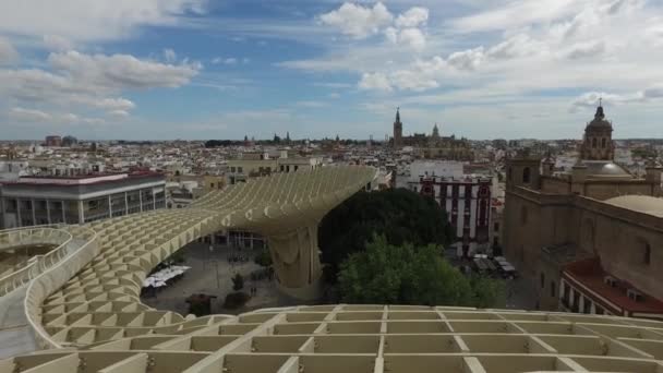 Metropol Sonnenschirm, Holzstruktur geformt — Stockvideo