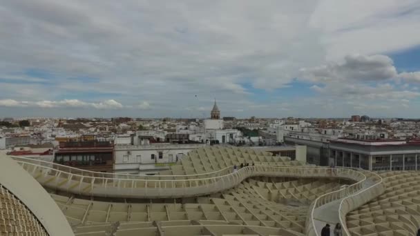 Sevilla, Andalucia, Spania - 18. april 2016: Metropol Parasol, trestruktur formet som en stor sopp – stockvideo