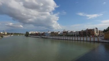 Seville, Endülüs, İspanya - 18 Nisan 2016: Bridge of Isabel II şehir Sevilla, İspanya 
