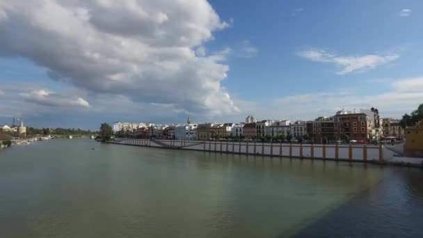 Sevilla, Andalucía, España - 18 de abril de 2016: Puente de Isabel II la ciudad de Sevilla, España — Vídeos de Stock