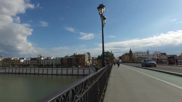 Sevilha, Andaluzia, Espanha - 18 de abril de 2016: Ponte de Isabel II a cidade de Sevilha, Espanha — Vídeo de Stock