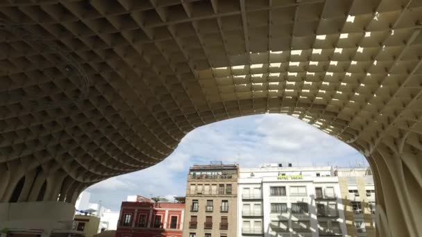 Севиль, Андалусия, Испания - 18 апреля 2016 года: Метропольский зонтик, деревянная конструкция в форме гигантского гриба — стоковое видео