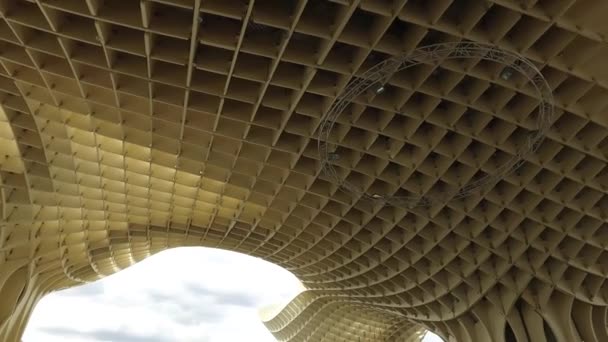 Sevilla, Andalusien, Spanien - 18. April 2016: metropol Sonnenschirm, Holzkonstruktion in Form eines riesigen Pilzes — Stockvideo