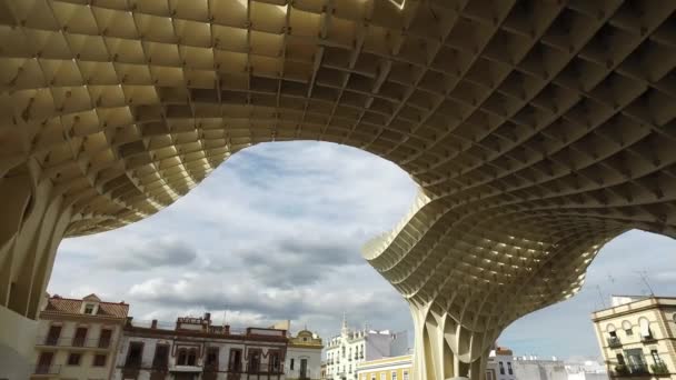 Sevilla, Andalucía, España - 18 de abril de 2016: Metropol Parasol, estructura de madera con forma de hongo gigante — Vídeos de Stock