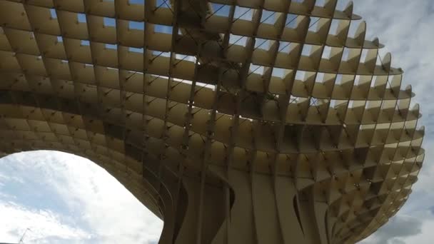 Sevilla, Andalusia, Spania - 18. april 2016: Metropol Parasol, trestruktur formet som en stor sopp – stockvideo