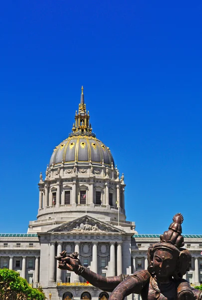 San Francisco, California: Tres cabezas Seis brazos escultura de Zhang Huan en frente del Ayuntamiento — Foto de Stock