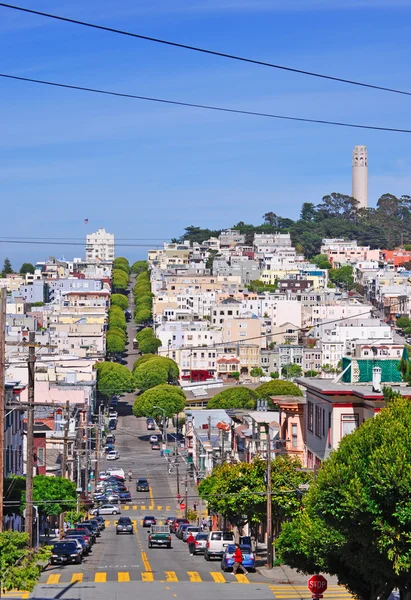 San Francisco, California, EE.UU.,: skyline con vista a la Torre Coit, la torre art deco construida de hormigón armado sin pintar en 1933 dentro de Pioneer Park en la cima de Telegraph Hill gracias a la benefactora Lillie Hitchcock Coit — Foto de Stock