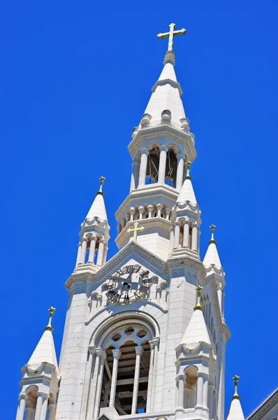 San Francisco, California, Usa: details van Sint Peter en Paul Church, een rooms-katholieke kerk in de buurt van North Beach, bekend als de Italiaanse kathedraal van het westen — Stockfoto