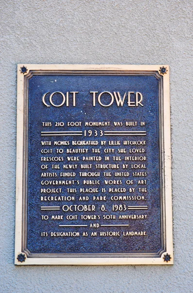 San Francisco, California, EE.UU.: el signo conmemorativo de la Torre Coit, la torre art deco construida de hormigón armado sin pintar en 1933 dentro de Pioneer Park en la cima de Telegraph Hill gracias a Lillie Hitchcock Coit — Foto de Stock