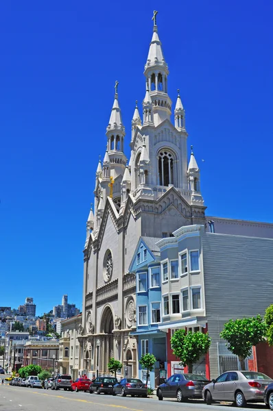 San Francisco, Kalifornia, Usa: näkymä Pyhien Pietarin ja Paul Church, roomalaiskatolinen kirkko North Beach naapurustossa, tunnetaan Italian katedraali lännen — kuvapankkivalokuva