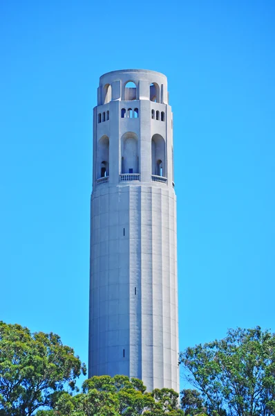 San Francisco, California, Usa: veduta della Coit Tower, la torre art deco costruita in cemento armato non verniciato nel 1933 all'interno del Pioneer Park sulla cima del Telegraph Hill grazie alla benefattrice Lillie Hitchcock Coit — Foto Stock