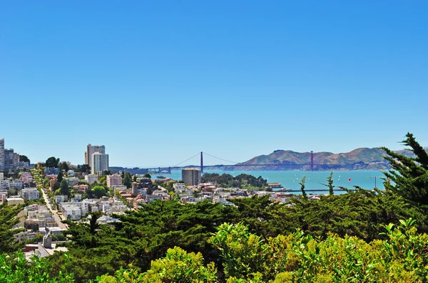 San Francisco: skyline met de Golden Gate Bridge en luchtfoto van Lombard Street, Oost-west straat beroemd om een steile sectie van het één-block met acht haarspeld draait, een van de meest corrupte straten in de wereld — Stockfoto