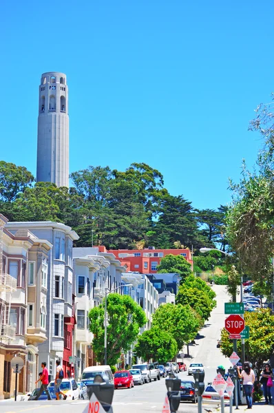 North Beach, San Francisco, California, Usa: skyline with the Coit Tower, art deco tower built of unpainted reinforced concrete in 1933 within Pioneer Park on the top of Telegraph Hill thanks to Lillie Hitchcock Coit — Stock Photo, Image