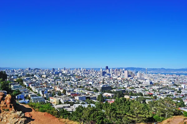 San Francisco, California, EE.UU.: vista aérea del horizonte desde la cima del Parque Corona Heights, un parque en los barrios Castro y Corona Heights, que ofrece una vista panorámica impresionante y sin obstáculos desde el centro de la ciudad hasta Twin Peaks — Foto de Stock