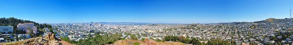 San Francisco, Californie, États-Unis : vue aérienne de l'horizon depuis le sommet de la colline de Corona Heights Park, un parc dans les quartiers de Castro et Corona Heights, offrant une vue panoramique imprenable et dégagée du centre-ville aux Twin Peaks — Photo