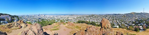 San Francisco, California, Usa: aerial view of the skyline seen from the hilltop of Corona Heights Park, a park in the Castro and Corona Heights neighbhoods, offering a breathtaking and unobstructed panoramic view from Downtown to the Twin Peaks — стоковое фото