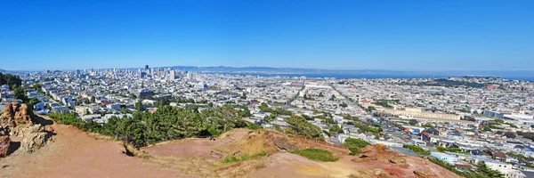 San Francisco, California, Usa: aerial view of the skyline seen from the hilltop of Corona Heights Park, a park in the Castro and Corona Heights neighborhoods, offering a breathtaking and unobstructed panoramic view from Downtown to the Twin Peaks — Stock Photo, Image