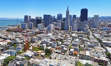 San Francisco, California: Transamerica Piramidi, Bina bir 48 katlı fütürist ve ikinci en yüksek gökdelen kentin siluetinin havadan görünümü