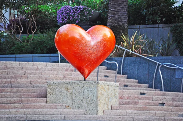 Union Square, San Francisco, California, Usa: the sculpture America's Greatest City By The Bay made for Hearts in San Francisco, a public art installation for fundraising since 2004 inspired by Tony Bennett song I Left My Heart in San Francisco — Stock Photo, Image