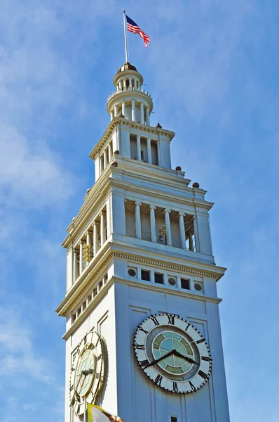 San Francisco, California: horizonte de la ciudad con la torre del Ferry Building de San Francisco, construida en 1898, una terminal para transbordadores que viajan a través de la bahía de San Francisco, un comedor y un edificio de oficinas — Foto de Stock