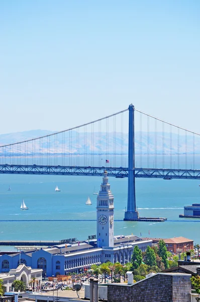 San Francisco: manzarası ile San Francisco feribot Binası ve Körfez Köprüsü — Stok fotoğraf
