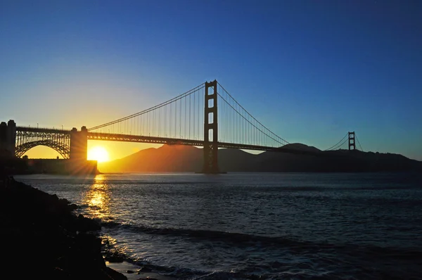 São Francisco, Califórnia, EUA: vista panorâmica da Golden Gate Bridge ao pôr-do-sol — Fotografia de Stock