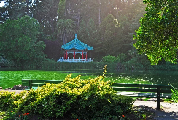 San Francisco, California, Usa: a bench and a pagoda in the Japanese Tea Garden, the oldest public Japanese garden in the United States, created in 1894 inside the Golden Gate Park — Stock Photo, Image