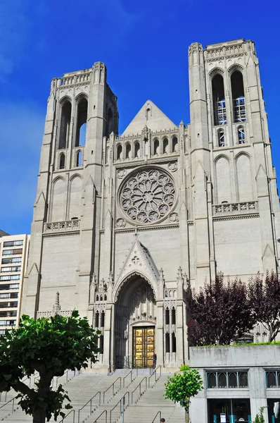 San Francisco, Kalifornien: Blick auf die 1964 fertiggestellte Gnadenkathedrale, eine bischöfliche Kathedrale auf dem nob hill, die Kathedrale der Diözese von Kalifornien — Stockfoto