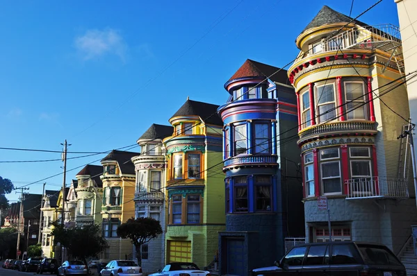 San Francisco: een rij van kleurrijke Victoriaanse huizen — Stockfoto