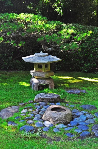 San Francisco, California, EE.UU.: el sendero en el Jardín del Té Japonés, el jardín público japonés más antiguo de los Estados Unidos, creado en 1894 dentro del Golden Gate Park — Foto de Stock