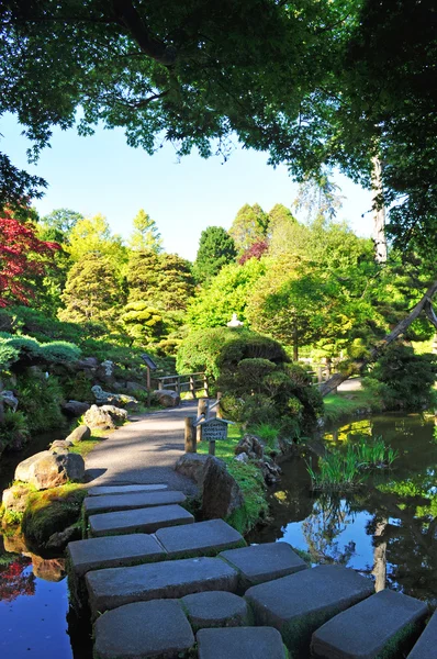San Francisco, California, EE.UU.: el sendero de piedra en un estanque en el Jardín del Té Japonés, el jardín público japonés más antiguo de los Estados Unidos, creado en 1894 dentro del Parque Golden Gate — Foto de Stock