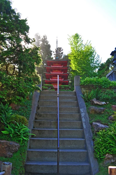 San Francisco, California, EE.UU., 16 de junio de 2010: vista de la Pagoda de la Torre del Tesoro en el Jardín Japonés del Té, el jardín público japonés más antiguo de los Estados Unidos, creado en 1894 dentro del Parque Golden Gate — Foto de Stock